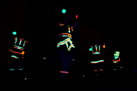 暗闇の中で怪しく光る東京女子流。