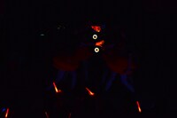 蓄光素材の手袋と花を使った「ヒマワリと星屑 -Yoshino Yoshikawa "Pollarstars" Remix-」のパフォーマンス。