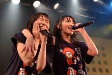 左から庄司芽生、山邊未夢。