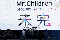 人気画像6位は「Mr.Children、75万人動員ツアー大阪で完結『幸せな時間をありがとう』」より、「Mr.Children Stadium Tour 2015 未完」の様子。（撮影：石渡憲一）