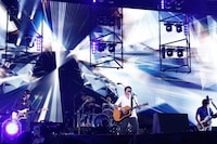 2015年の人気画像42位は「Mr.Children、75万人動員ツアー大阪で完結『幸せな時間をありがとう』」より、「Mr.Children Stadium Tour 2015 未完」の様子。（撮影：石渡憲一 / 写真は神奈川・日産スタジアム公演時のもの）