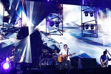 「Mr.Children Stadium Tour 2015 未完」の様子。（撮影：石渡憲一 / 写真は神奈川・日産スタジアム公演時のもの）