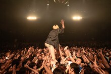 オーディエンスの頭上を歩くたなしん（B, Cho / グッドモーニングアメリカ）。（Photo by Takahiro Kugino）