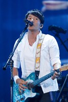 2015年の人気画像39位は「Mr.Children、75万人動員ツアー大阪で完結『幸せな時間をありがとう』」より、桜井和寿（Vo, G）。（撮影：石渡憲一）