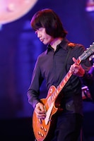 人気画像8位は「Mr.Children、75万人動員ツアー大阪で完結『幸せな時間をありがとう』」より、田原健一（G）。（撮影：石渡憲一）