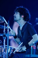 鈴木英哉（Dr）（撮影：石渡憲一）