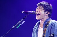 人気画像5位は「Mr.Children、75万人動員ツアー大阪で完結『幸せな時間をありがとう』」より、桜井和寿（Vo, G）。（撮影：石渡憲一）