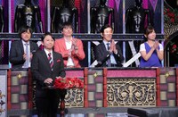 MCの有吉弘行と見届け人たち。 (c)日本テレビ
