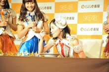 CoCo壱番屋の「3甘カレー」を試食する松井珠理奈。