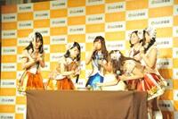 CoCo壱番屋の「3甘カレー」を試食するメンバーたち。