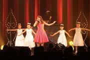 May J.のライブパフォーマンスの様子。 （写真提供：株式会社GYAO）