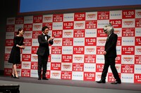 内田恭子、石丸幹二に迎えられ記者会見に登場したJean-Ken Johnny。