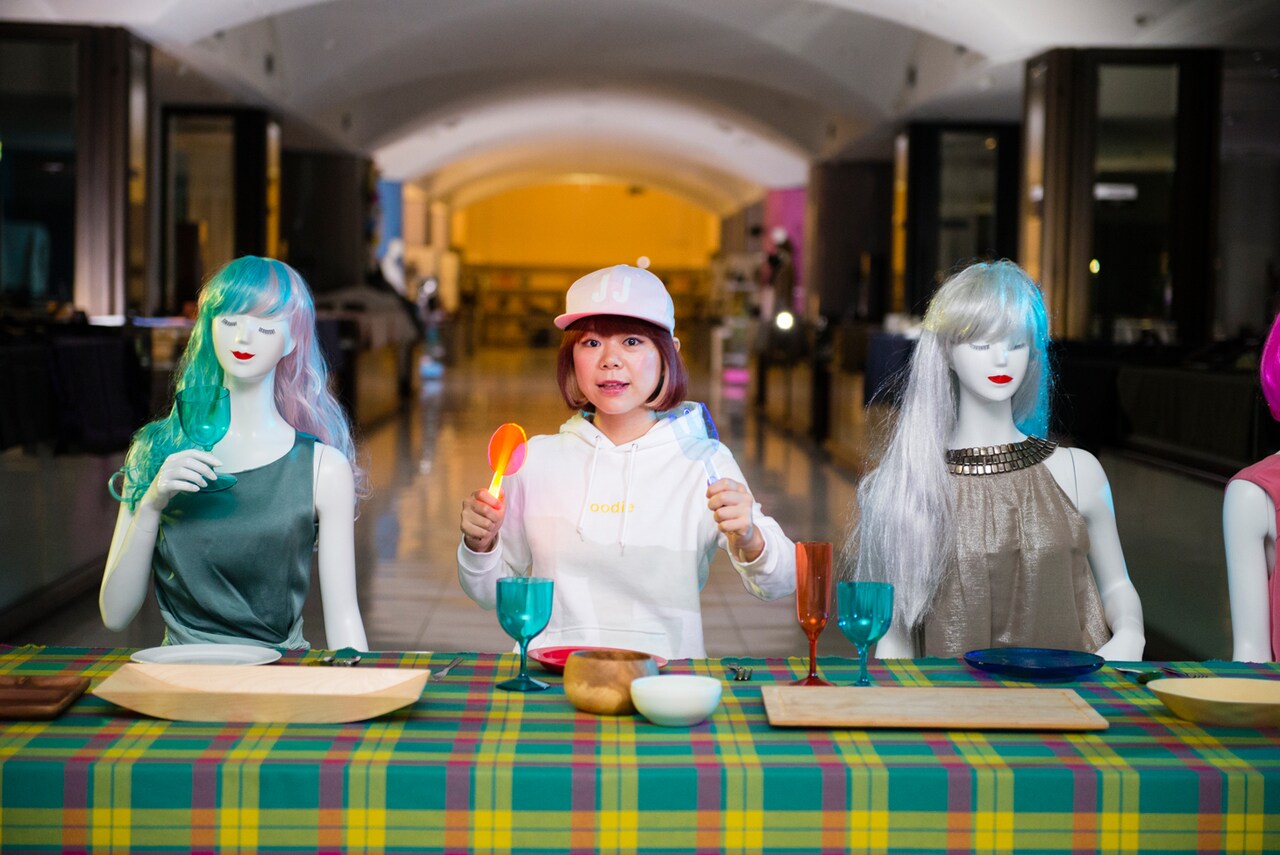 みそしるごはんが伊勢丹店内に“光の落書き”最新技術駆使したMV完成