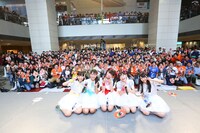 ファンと記念撮影するときめき▽宣伝部。（撮影：笹森健一）