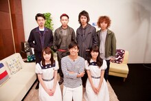 前列左から高山一実、K、深川麻衣。後列はOKAMOTO'S。