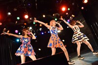 まなみのりさによる「逆襲のポラリス」歌唱の様子。