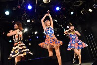 まなみのりさによる「νポラリスAb」歌唱の様子。