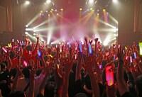 「LIVEツアー2015秋～THE STORY IS NEVER-ENDING～」東京・TSUTAYA O-WEST公演の様子。（提供：アップフロントグループ）