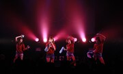 「LIVEツアー2015秋～THE STORY IS NEVER-ENDING～」東京・TSUTAYA O-WEST公演の様子。（提供：アップフロントグループ）