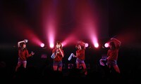 「LIVEツアー2015秋～THE STORY IS NEVER-ENDING～」東京・TSUTAYA O-WEST公演の様子。（提供：アップフロントグループ）