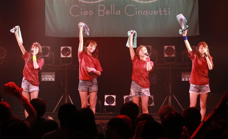 「LIVEツアー2015秋～THE STORY IS NEVER-ENDING～」東京・TSUTAYA O-WEST公演の様子。（提供：アップフロントグループ）