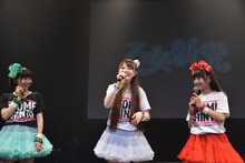 乙女新党ワンマンライブ「キミとピーカン☆NATSU宣言っ!!!」より、左から緒方真優、長谷川愛里、其原有沙。