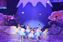 ハート型のメッセージ入り花吹雪が舞う中クルクルと回るでんぱ組.inc。