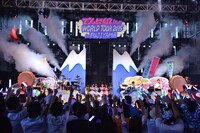 富士山型のオブジェを割って登場するでんぱ組.inc。