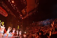 「オレンジリウム」でオレンジ色に染まる河口湖ステラシアター。