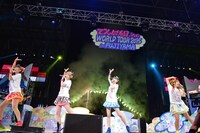 ナイアガラ花火でかたどられた富士山をバックに歌うでんぱ組.inc。