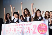 前列左からオカリナ（おかずクラブ）、May J.、ゆいP（おかずクラブ）。