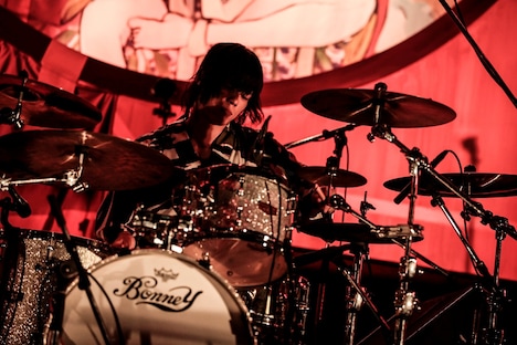 やおたくや（Dr）（撮影：鳥居洋介）