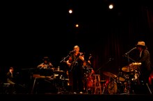 細野晴臣 & The Eight Beat Comboの面々が9月に行った日比谷公会堂公演の様子。 （撮影：三浦憲治）