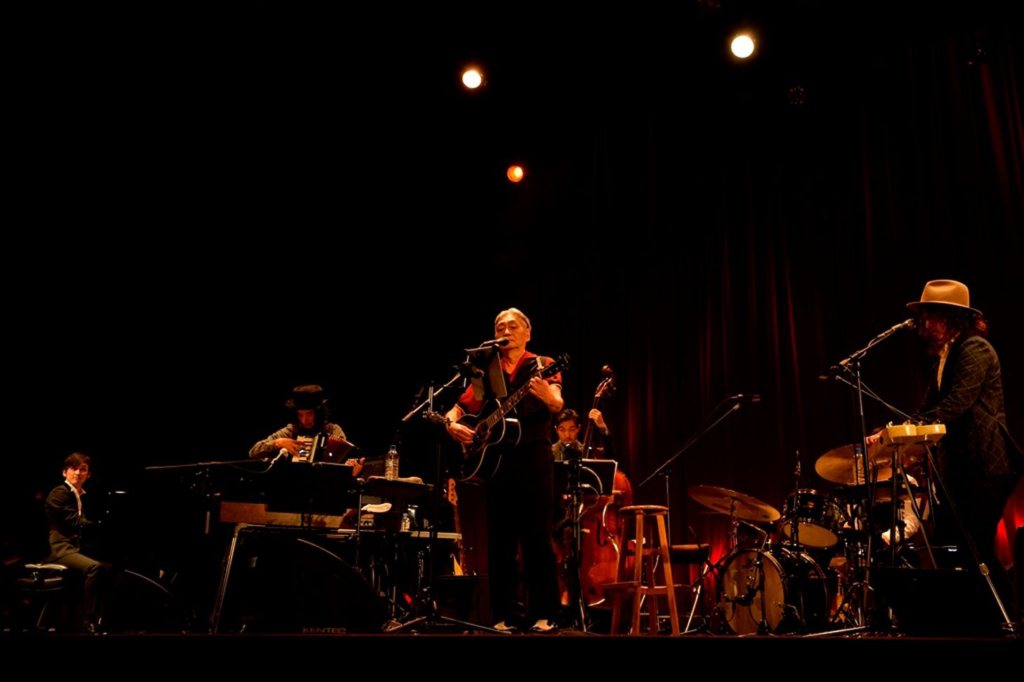 細野晴臣 & The Eight Beat Comboの面々が9月に行った日比谷公会堂公演の様子。 （撮影：三浦憲治）