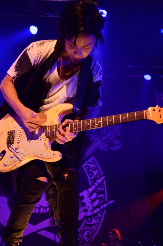 AKIHIDE（G, Cho）（写真提供：Being）