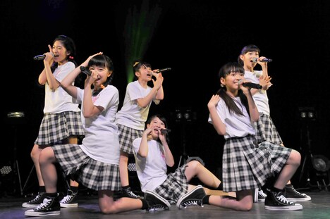 「さくら学院 2015 ～放課後 ナンバーマジック～」の様子。