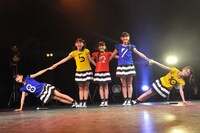 「さくら学院 2015 ～放課後 ナンバーマジック～」の様子。
