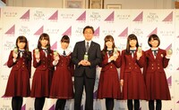 左から秋元真夏、衛藤美彩、西野七瀬、株式会社JR東日本ウォータービジネス 代表取締役社長 鈴木浩之氏、白石麻衣、深川麻衣、橋本奈々未。