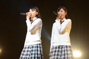 「マシュマロ色の君と」を歌う磯野莉音と白井沙樹。