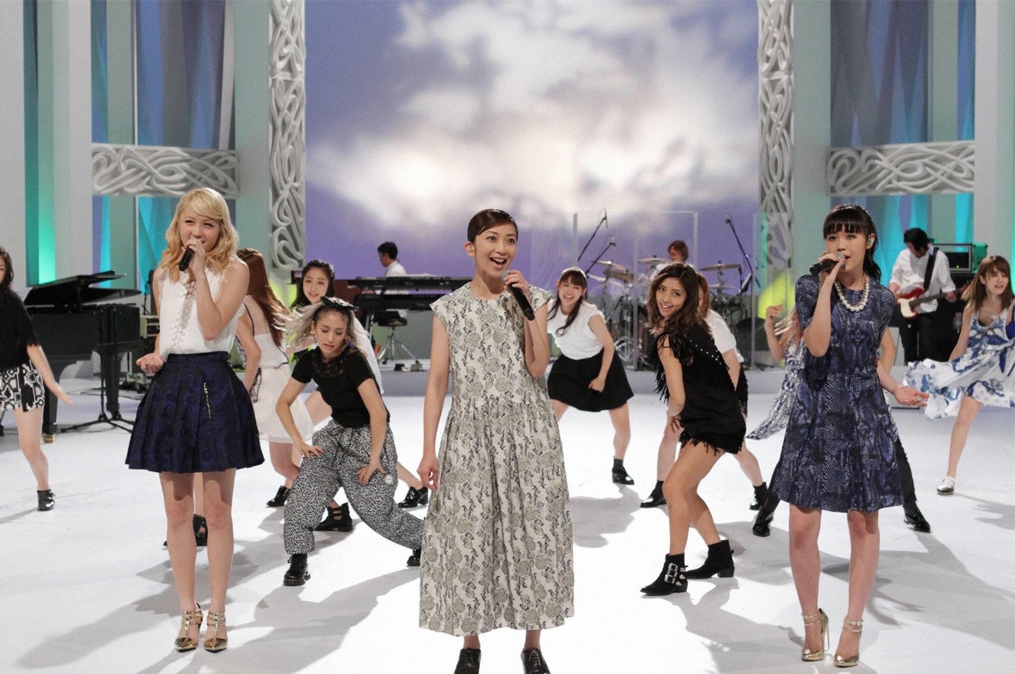 「出逢った頃のように」をパフォーマンスするEvery Little ThingとE-girls。 (c)フジテレビ
