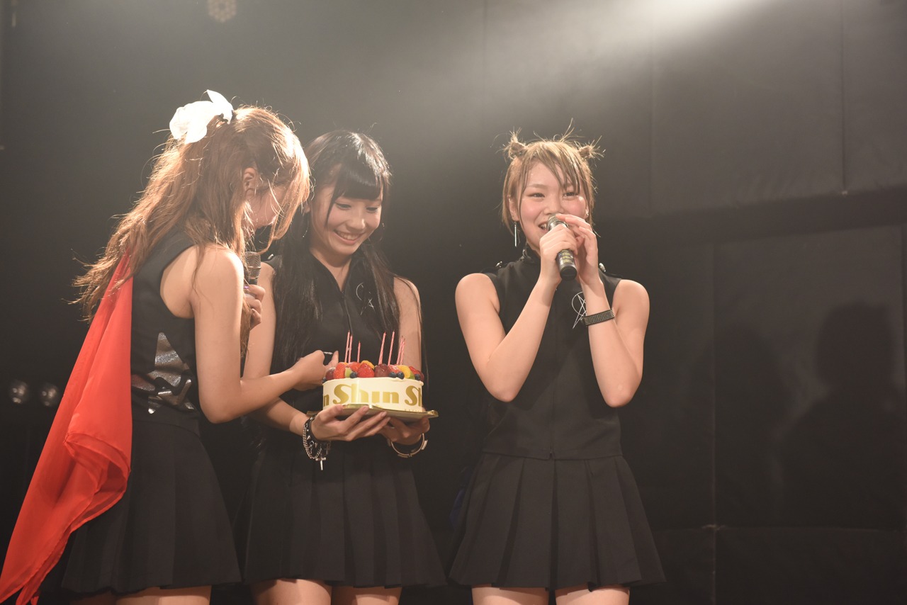 自身の誕生日を祝うバースデーケーキの登場に感動する櫻木ゆうこ。