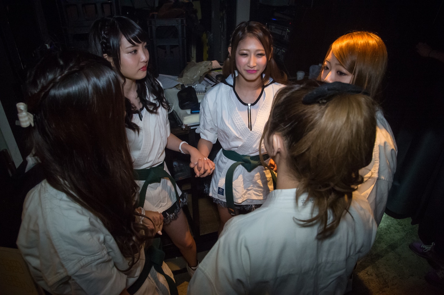 ライブ前の円陣の様子。