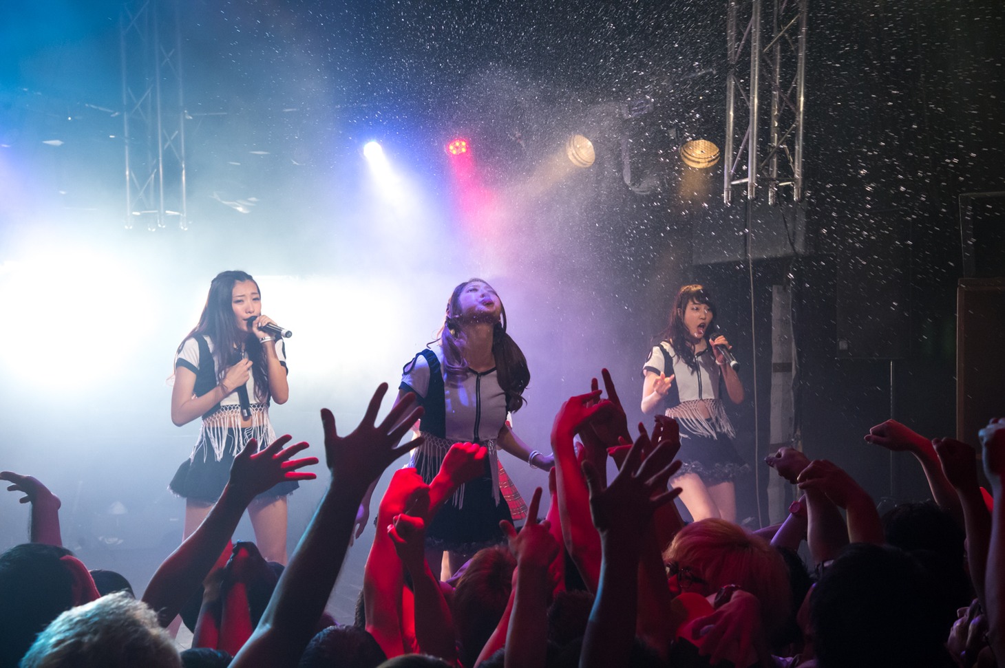 「しず風＆絆～KIZUNA～ THE LAST LIVE @TOKYO ～偽りのさ・よ・な・ら～」の様子。