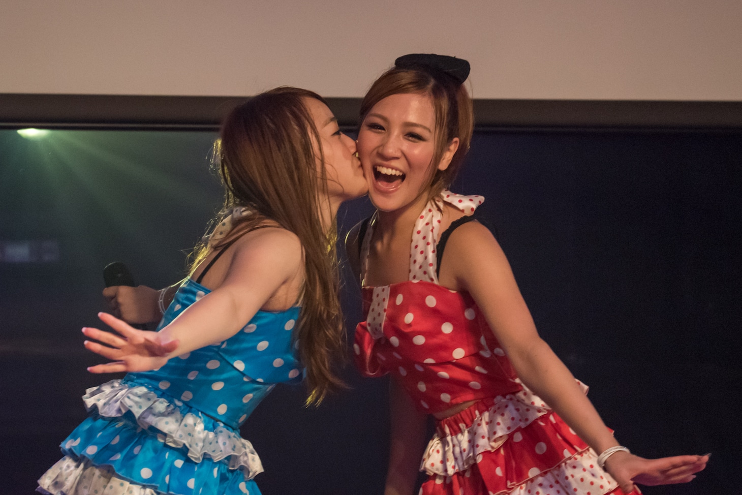 立花風香にキスをする真野しずく。