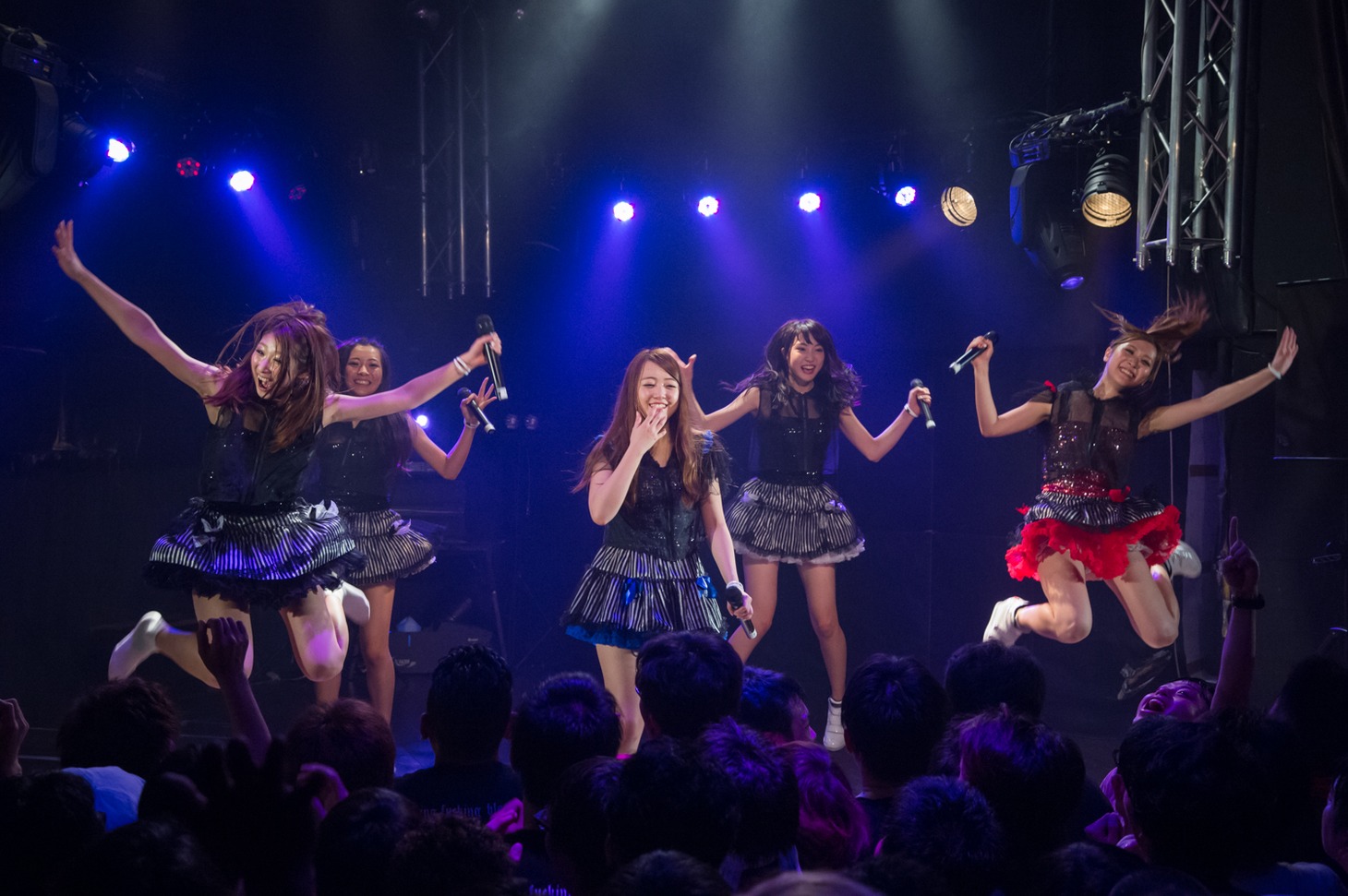 「しず風＆絆～KIZUNA～ THE LAST LIVE @TOKYO ～偽りのさ・よ・な・ら～」の様子。