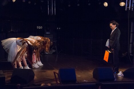 橋本慶太朗社長に感謝の言葉を述べるしず風&絆~KIZUNA~。