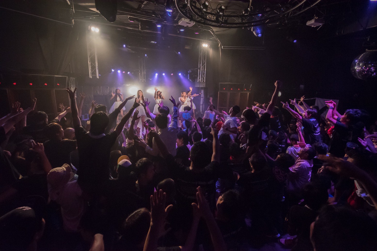 「しず風＆絆～KIZUNA～ THE LAST LIVE @TOKYO ～偽りのさ・よ・な・ら～」の様子。