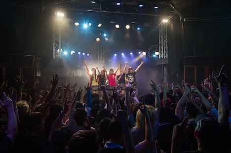 「しず風&絆~KIZUNA~ THE LAST LIVE @TOKYO ~偽りのさ・よ・な・ら~」の様子。