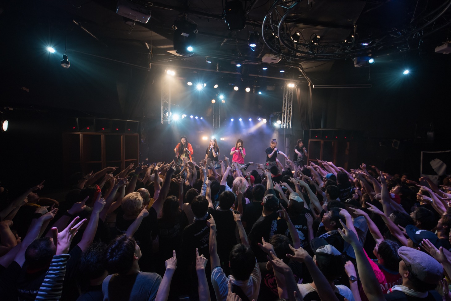 「しず風＆絆～KIZUNA～ THE LAST LIVE @TOKYO ～偽りのさ・よ・な・ら～」の様子。