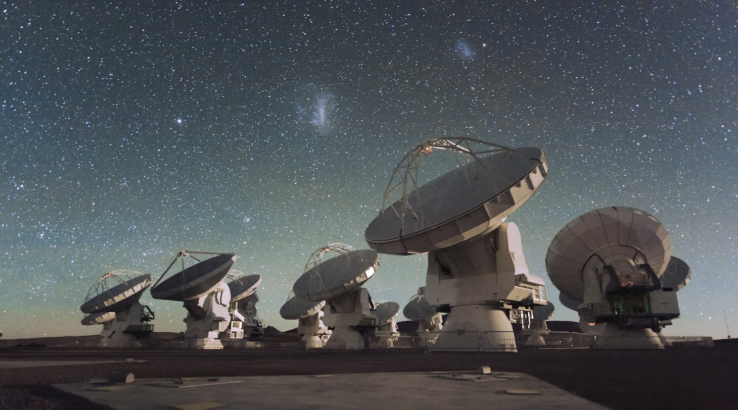 アルマ望遠鏡 (c)ESO/C.Malin